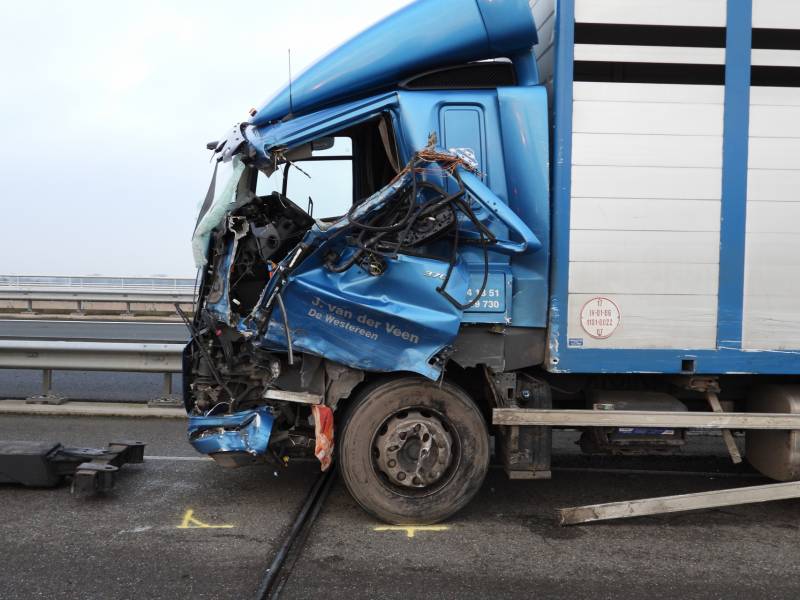 Dode bij ernstig ongeval vrachtwagen en bestelbus Fonejachtbrug