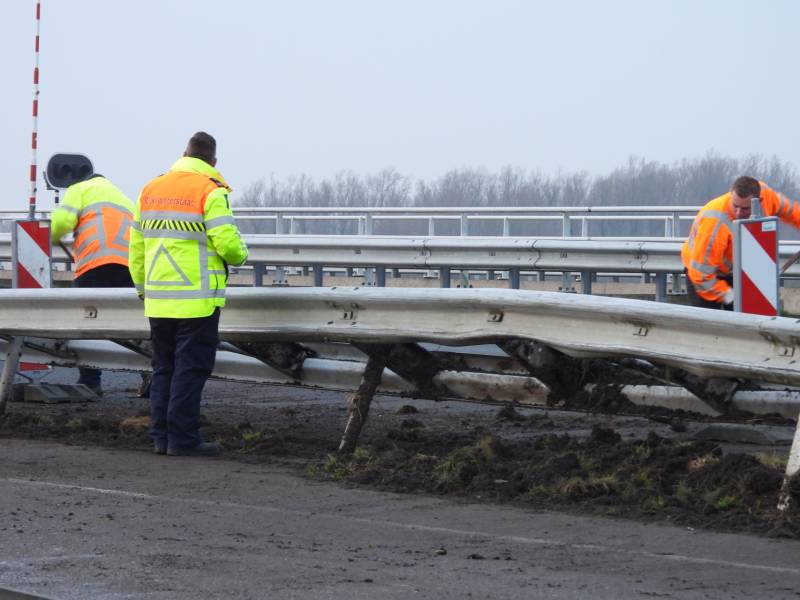 Dode bij ernstig ongeval vrachtwagen en bestelbus Fonejachtbrug