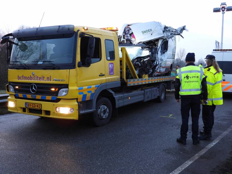 Dode bij ernstig ongeval vrachtwagen en bestelbus Fonejachtbrug