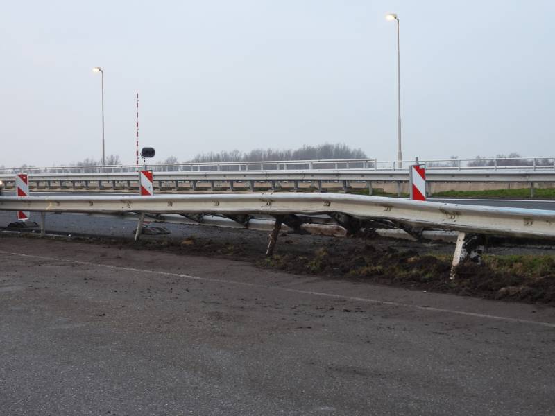 Dode bij ernstig ongeval vrachtwagen en bestelbus Fonejachtbrug