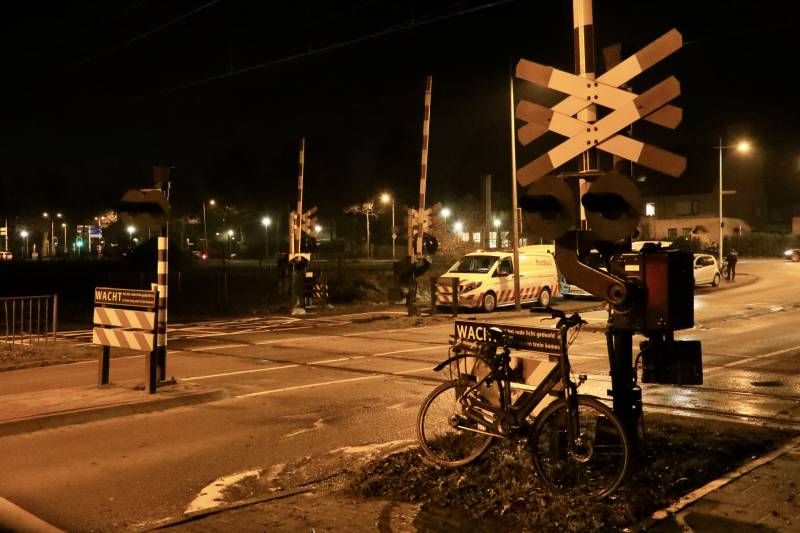 Fietser overleden na aanrijding met trein op spoorwegovergang