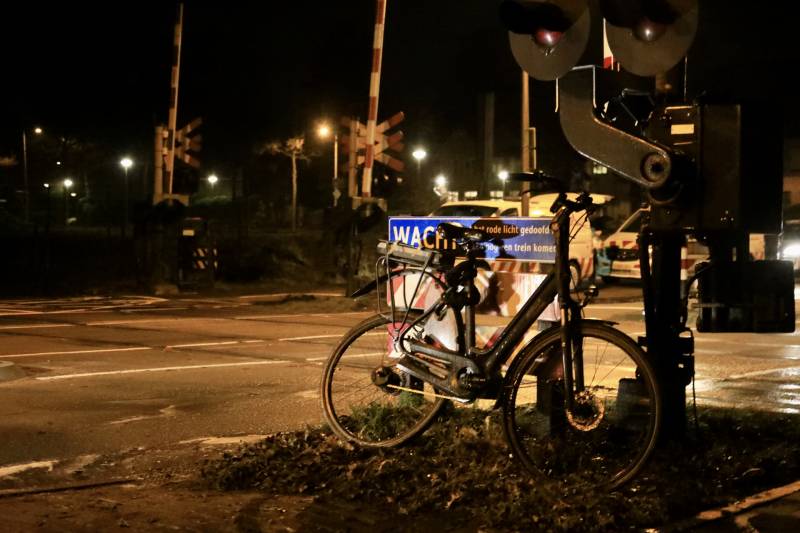 Fietser overleden na aanrijding met trein op spoorwegovergang