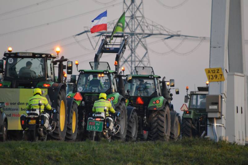 Demonstrerende boeren zorgen voor file en chaos op snelweg