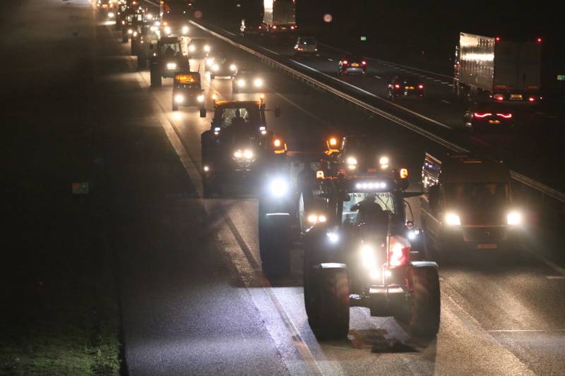 Tractoren zorgen voor files op snelweg