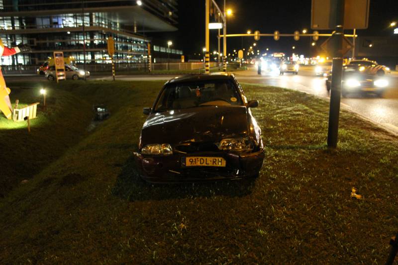 Twee auto's botsen op druk kruispunt