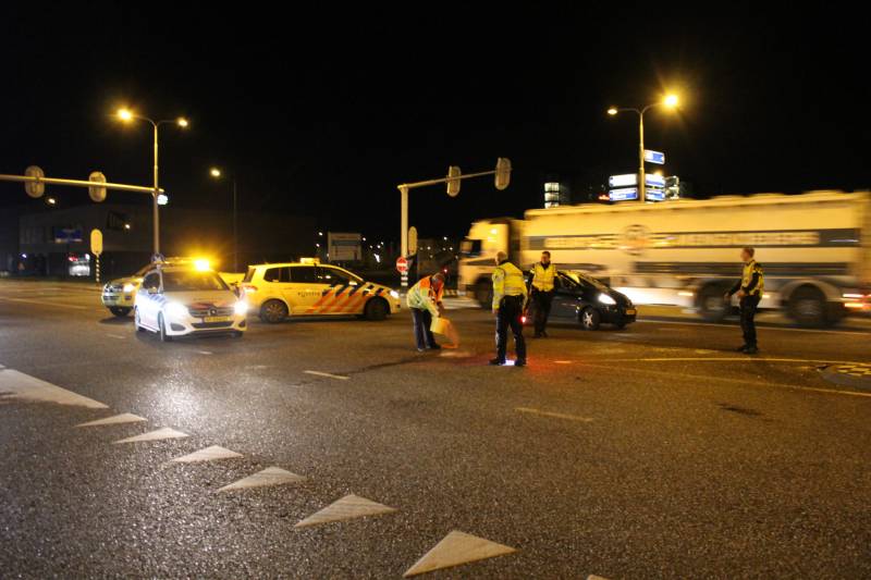 Twee auto's botsen op druk kruispunt