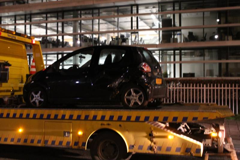 Twee auto's botsen op druk kruispunt