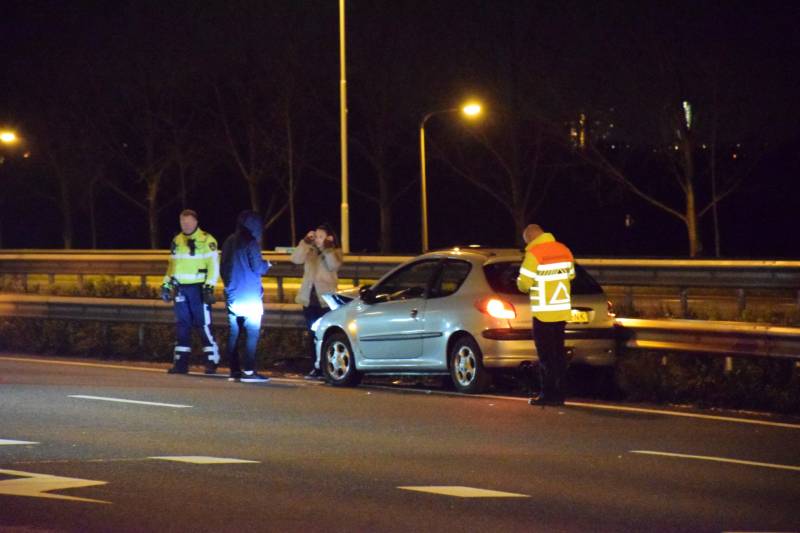 Auto belandt in vangrail