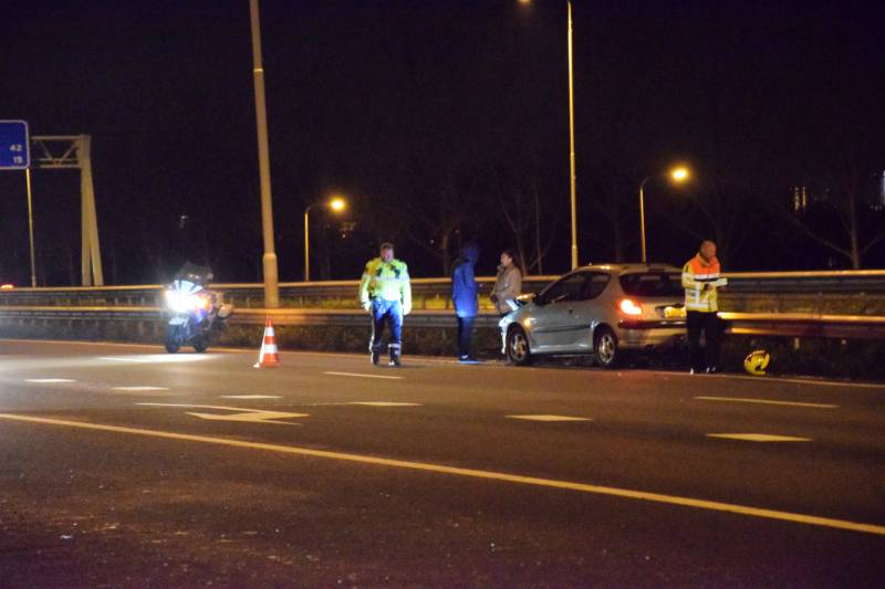 Auto belandt in vangrail