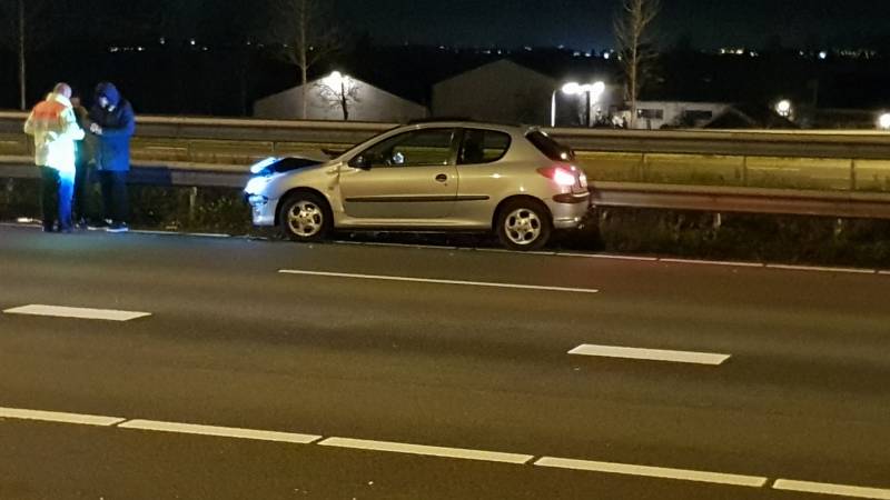 Auto belandt in vangrail
