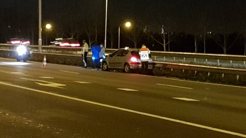 Auto belandt in vangrail