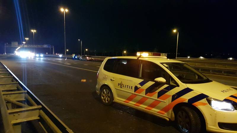 Auto belandt in vangrail