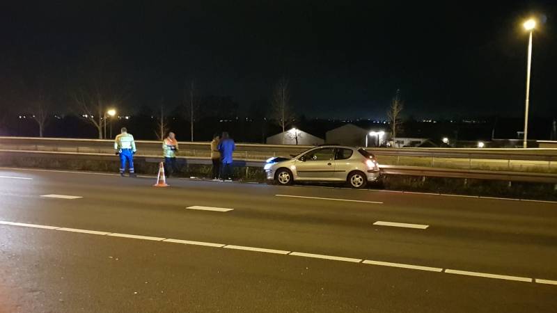 Auto belandt in vangrail