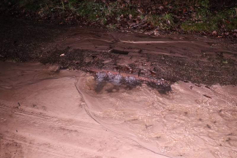 Straat blank na waterleidingbreuk