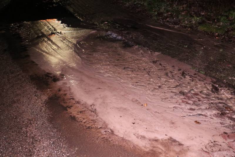 Straat blank na waterleidingbreuk