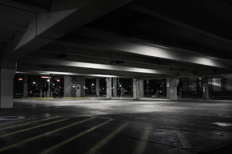 Gewonde man aangetroffen in parkeergarage