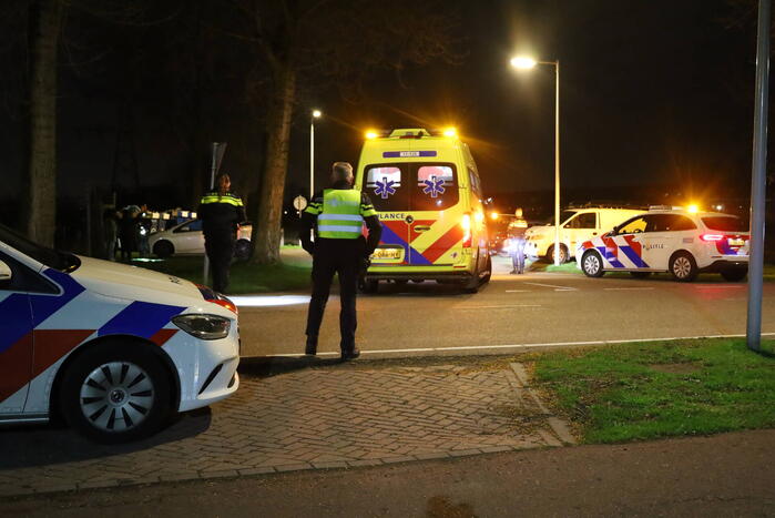 Meerdere politievoertuigen aanwezig vanwege steekincident