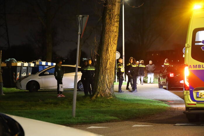 Meerdere politievoertuigen aanwezig vanwege steekincident