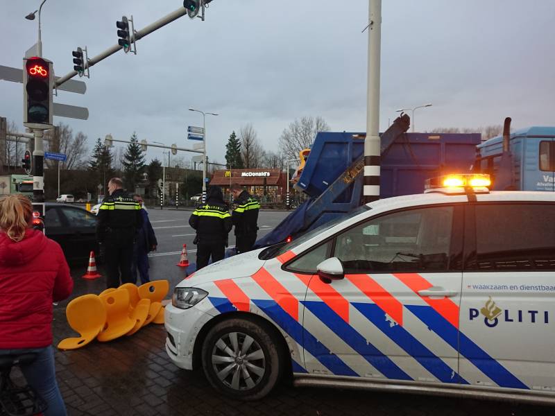 Vrachtwagen verliest lading vuilcontainer