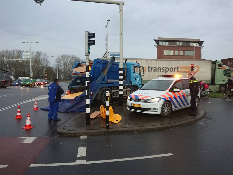 Vrachtwagen verliest lading vuilcontainer