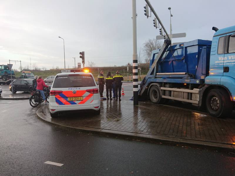 Vrachtwagen verliest lading vuilcontainer