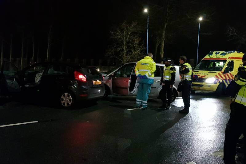 Enorme schade bij aanrijding twee auto's