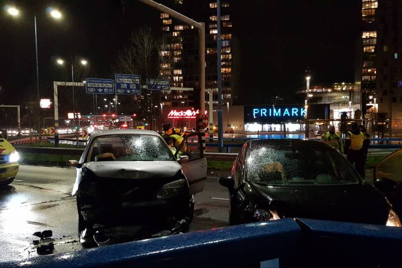 Enorme schade bij aanrijding twee auto's