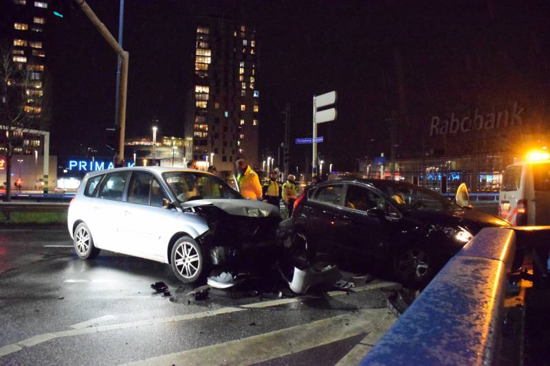 Enorme schade bij aanrijding twee auto's