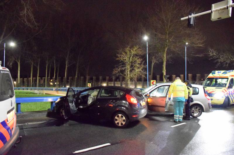 Enorme schade bij aanrijding twee auto's