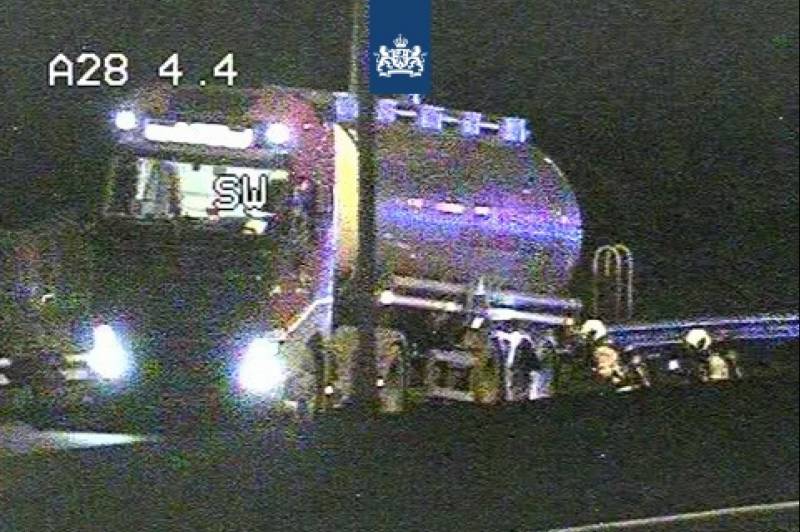 Snelweg afgesloten na lekkend ammonia tankwagen