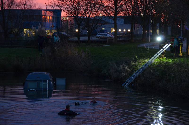 Bestelbus belandt te water