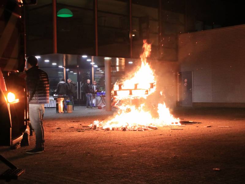 Autobrand blijkt vreugdevuur bij kerstborrel