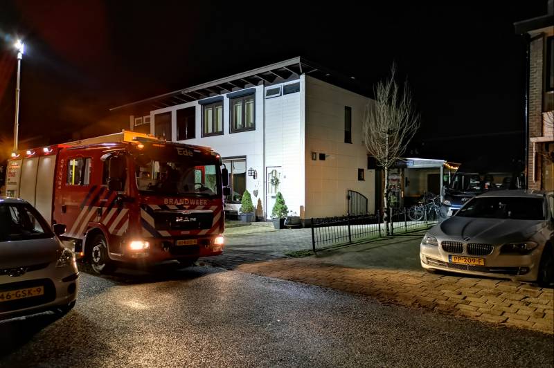 Frietpan vliegt in brand, kinderen doen bluspoging