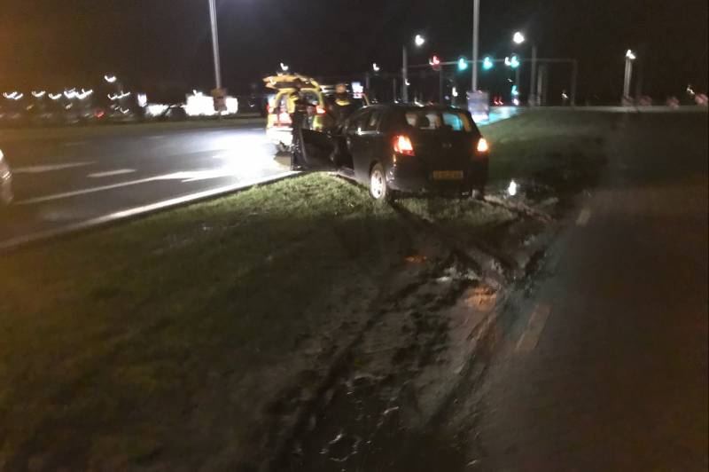 Auto raakt van de weg