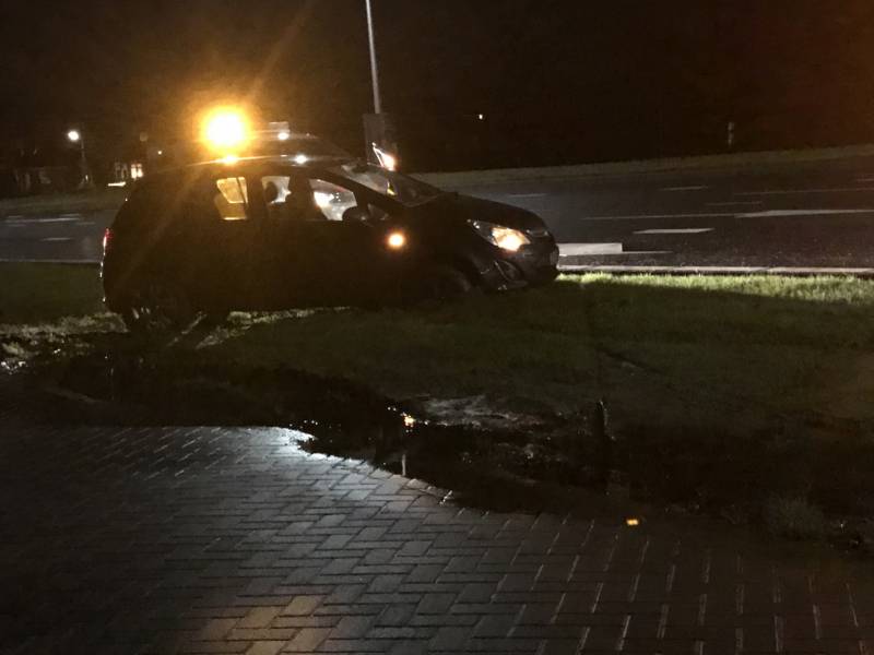 Auto raakt van de weg