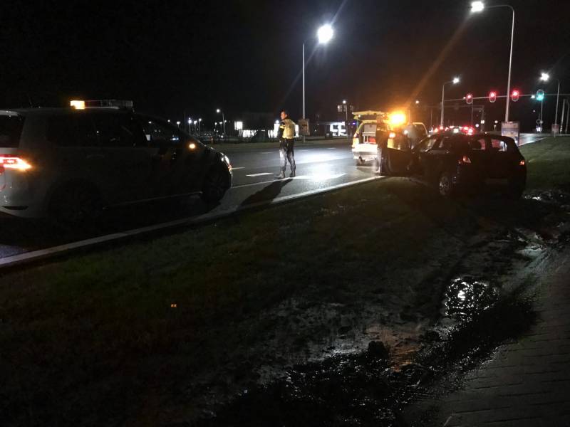 Auto raakt van de weg