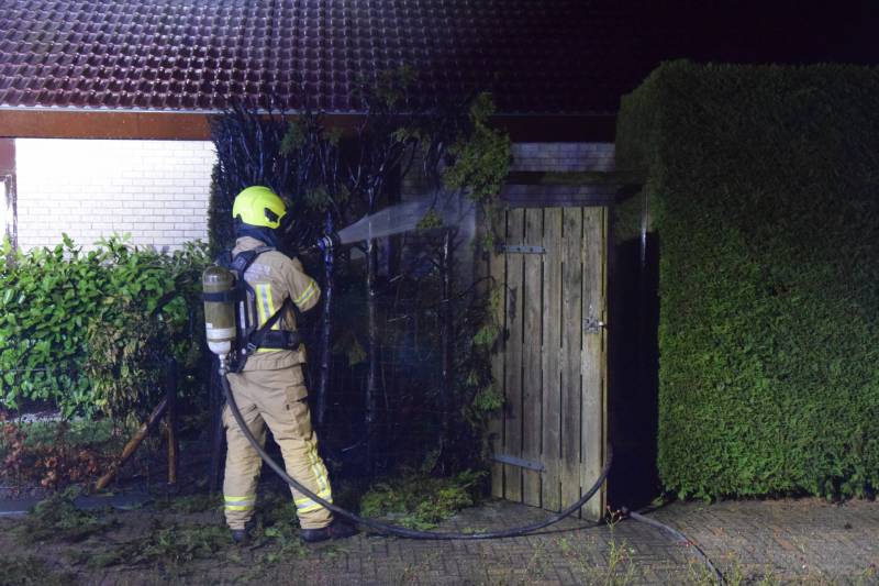 Coniferenhaag vliegt in de brand
