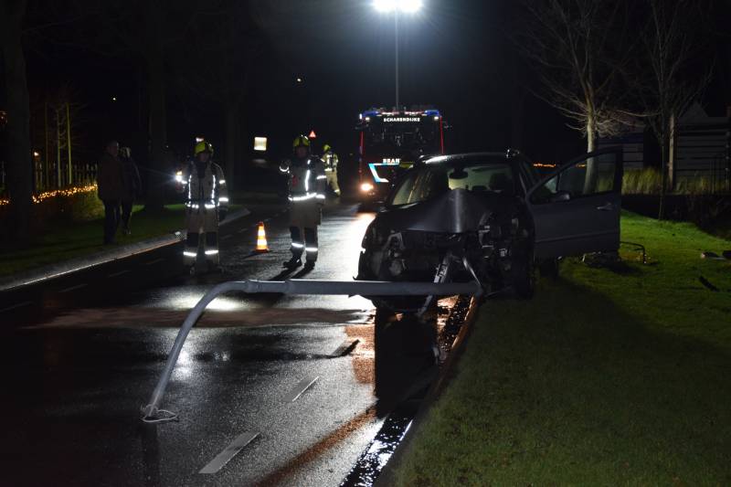 Auto total-loss na botsing met lantarenpaal