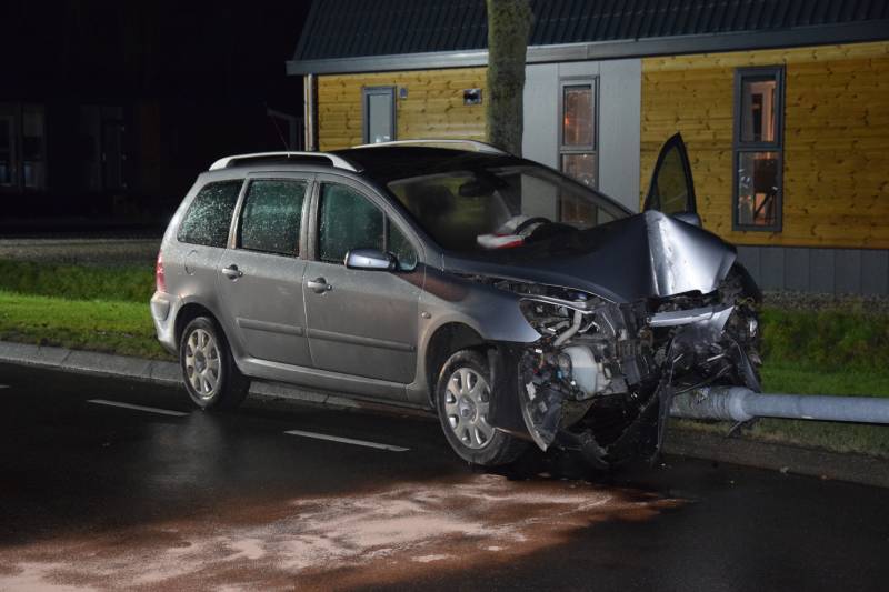 Auto total-loss na botsing met lantarenpaal