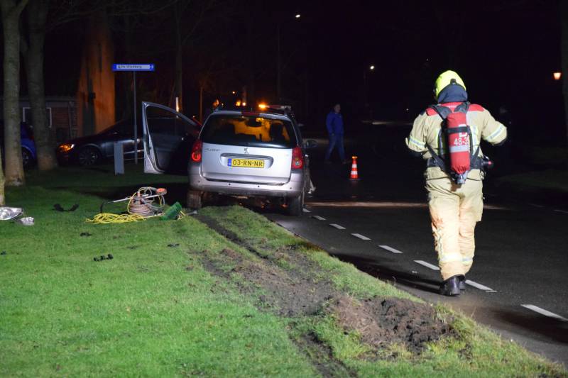 Auto total-loss na botsing met lantarenpaal