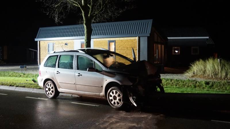 Auto total-loss na botsing met lantarenpaal
