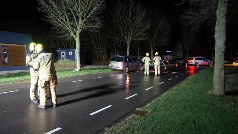 Auto total-loss na botsing met lantarenpaal