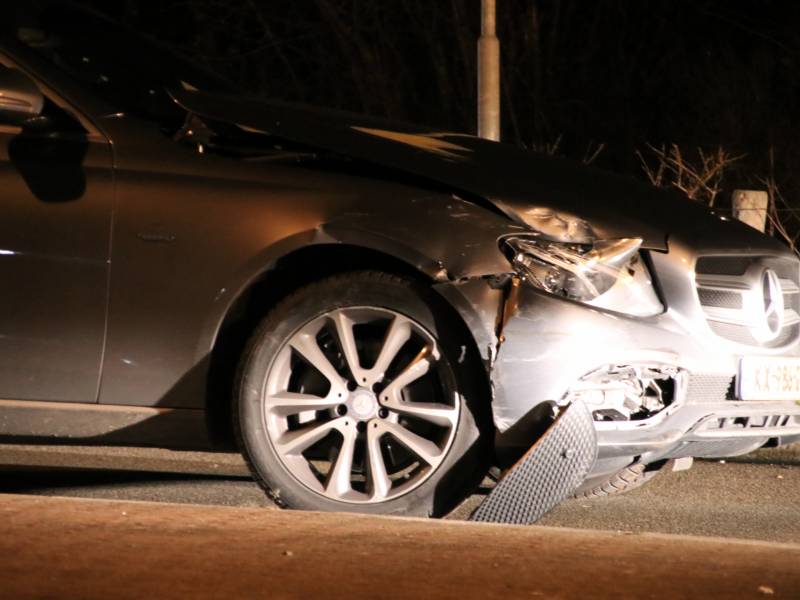 Auto belandt in sloot na aanrijding