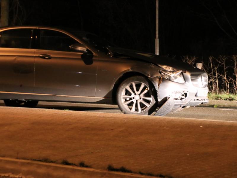 Auto belandt in sloot na aanrijding