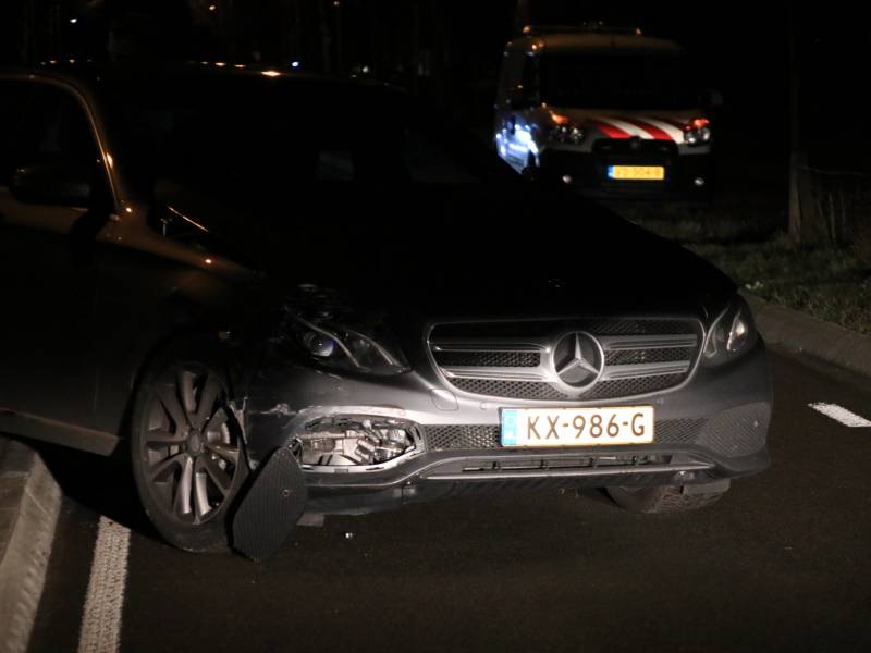 Auto belandt in sloot na aanrijding