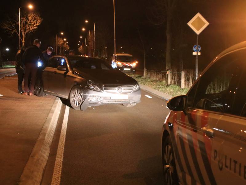 Auto belandt in sloot na aanrijding