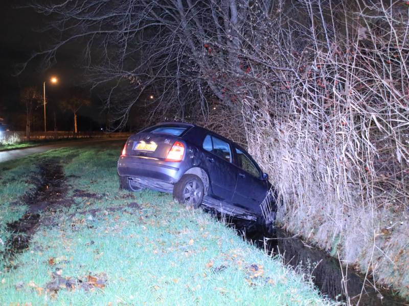 Auto belandt in sloot na aanrijding