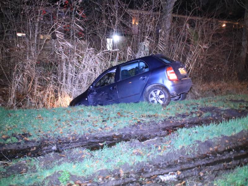 Auto belandt in sloot na aanrijding