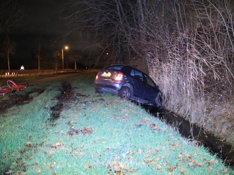 Auto belandt in sloot na aanrijding