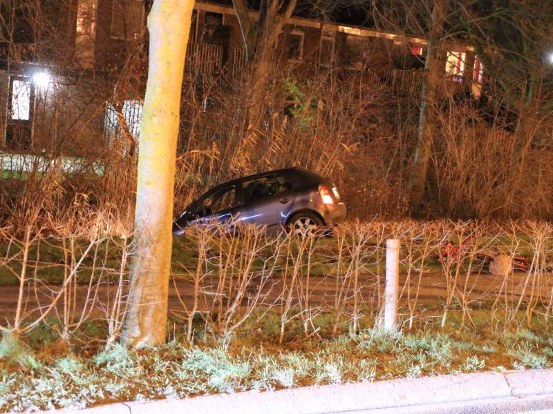 Auto belandt in sloot na aanrijding